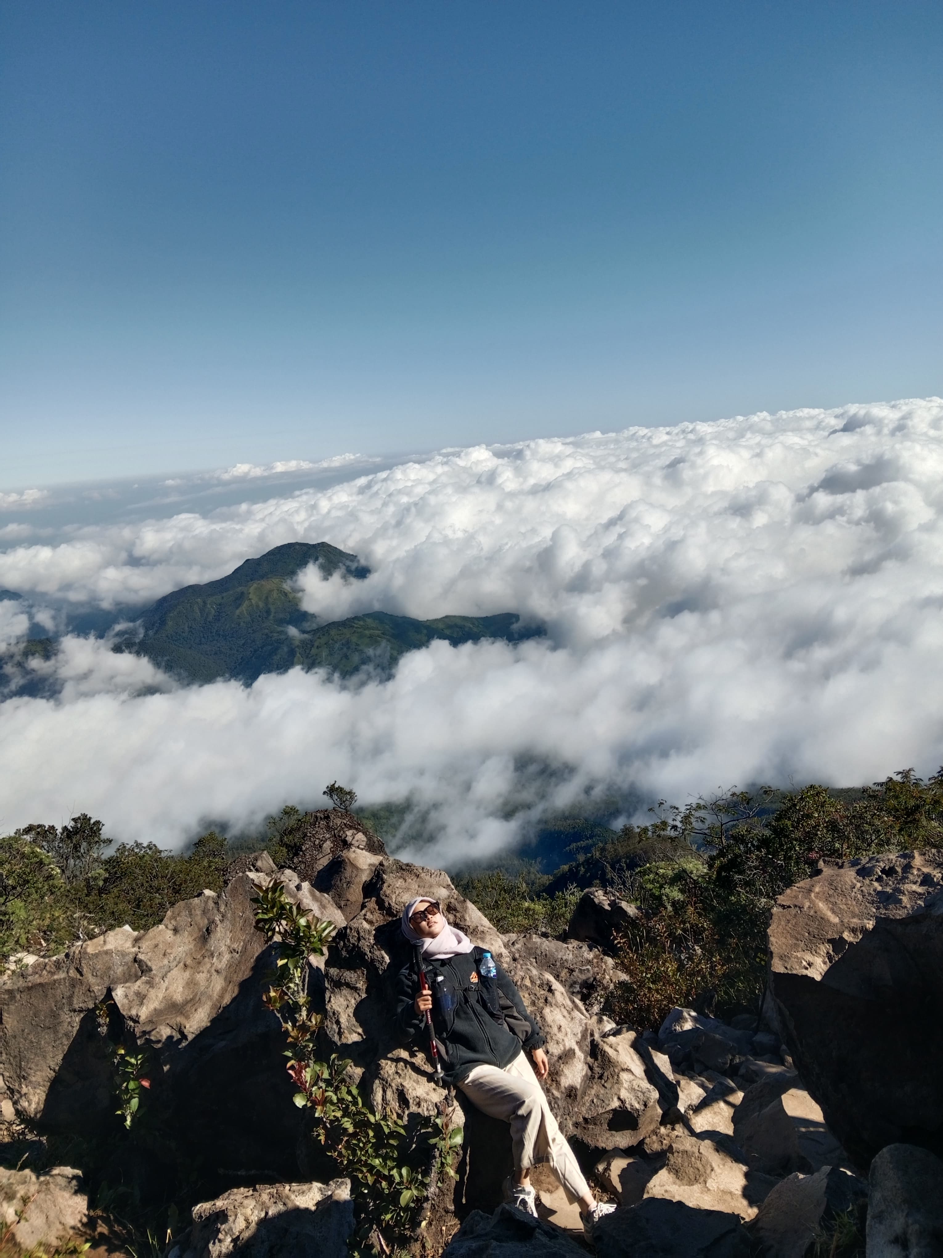 Pemandangan puncak Gunung Lawu. (ALIYAH-PNM/JAWA POS RADAR LAWU)