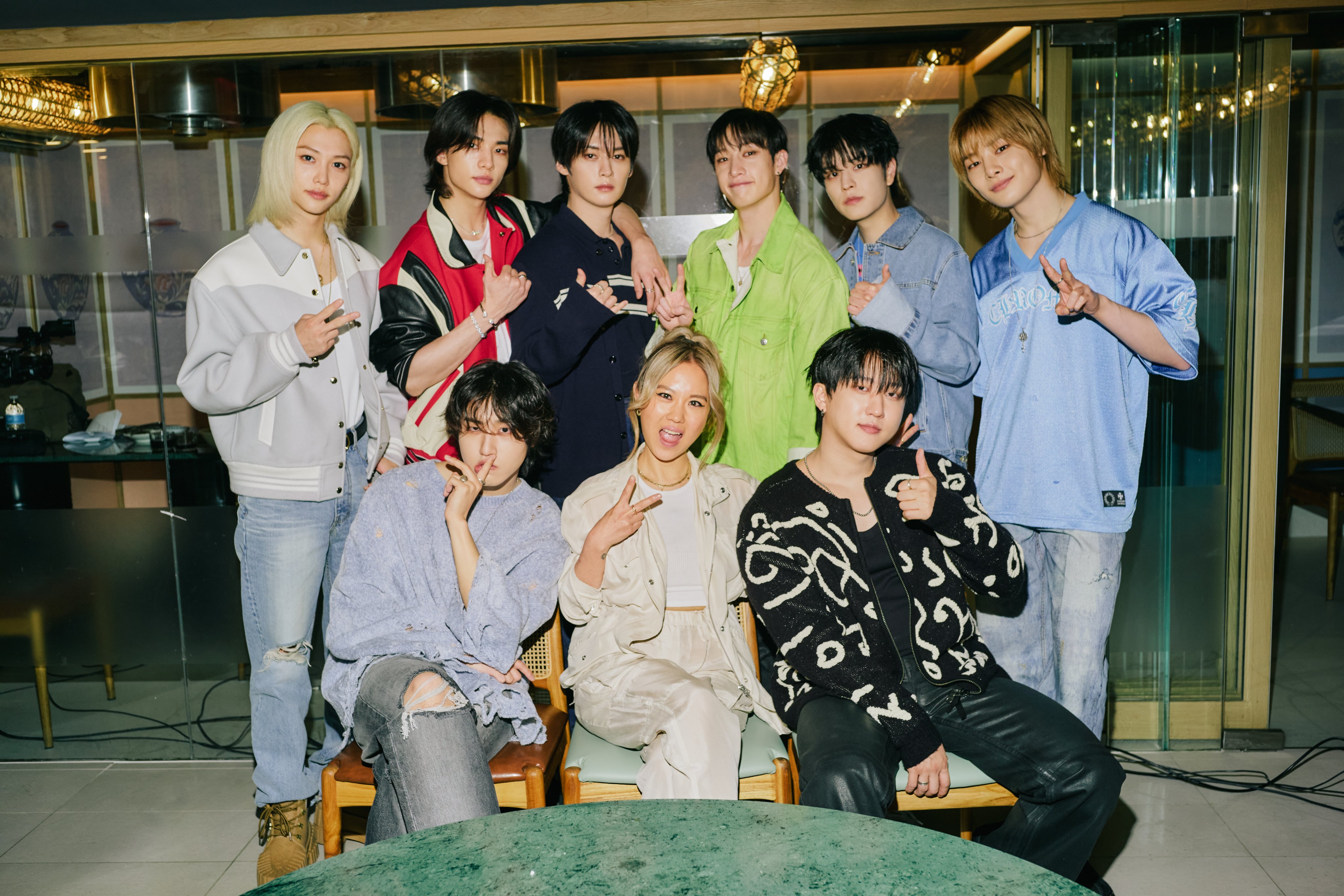 Foto kesembilan member Stray Kids bersama host di acara First We Fast (Twitter @Stray_Kids)