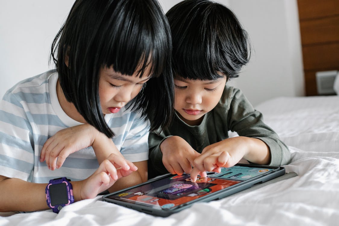ilustrasi anak sedang asyik bermain gadget (pexels)