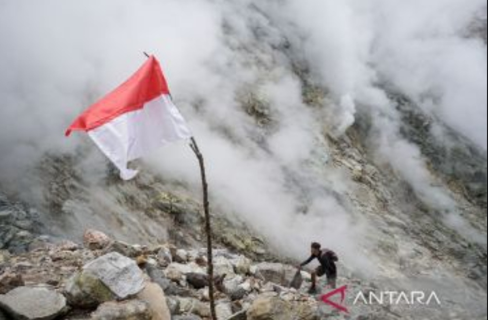 Aktivitas vulkanik Gunung Lawu, penampakan Kawah Candradimuka. (ANTARA)