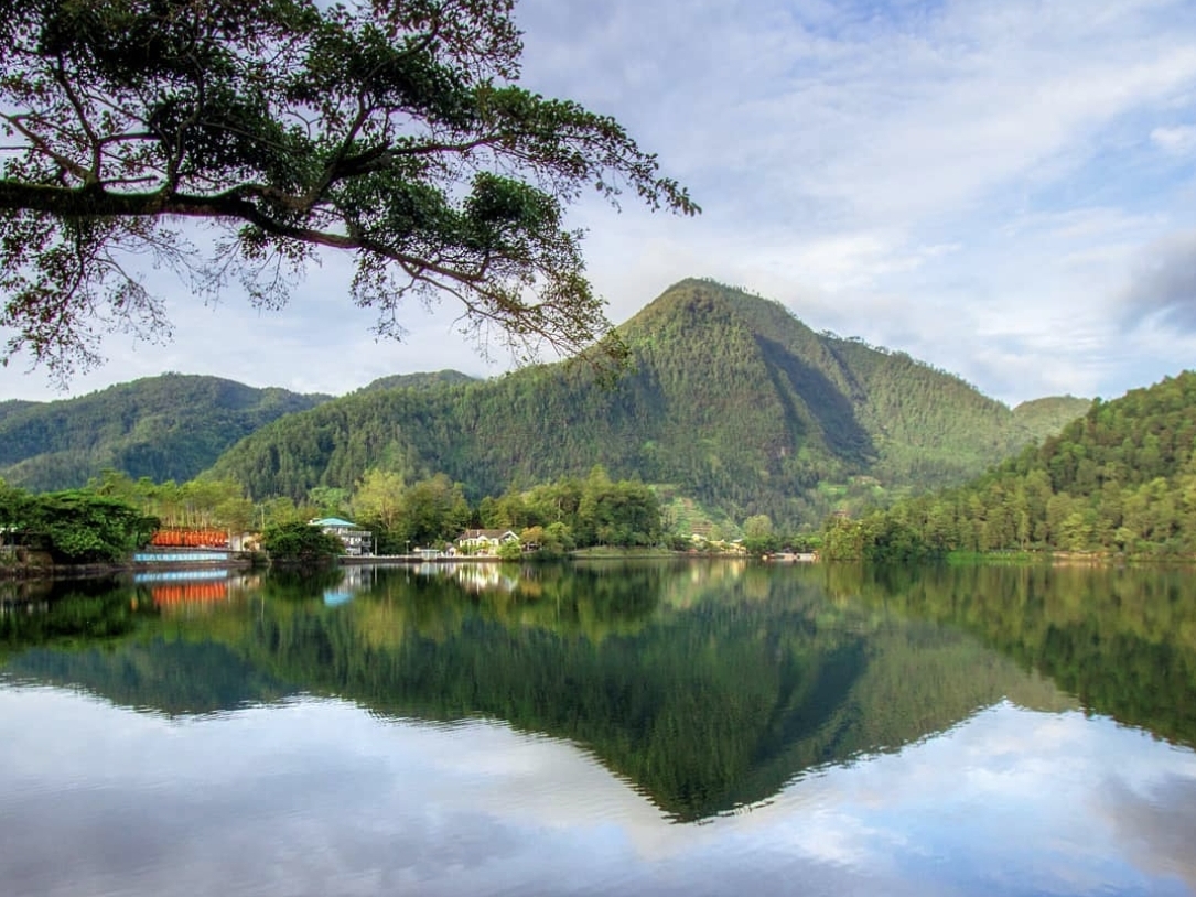 Legenda dibalik Telaga Sarangan (foto @pesona.indonesia)