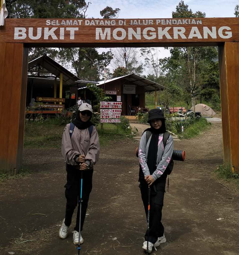 Pendakian di Bukit Mongkrang, Destinasi Ideal untuk Pendaki Pemula. (ALIYA-PNM/JAWA POS RADAR LAWU)