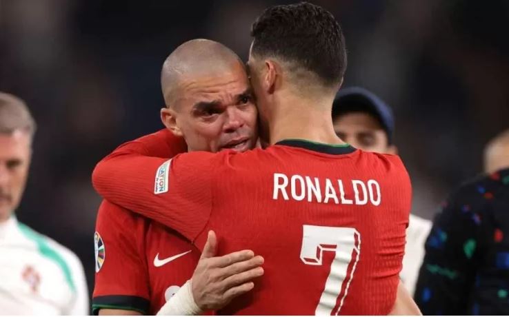Momen haru saat Cristiano Ronaldo memberikan penghormatan pada Pepe yang resmi pensiun. (ESPN-RADAR SURABAYA)