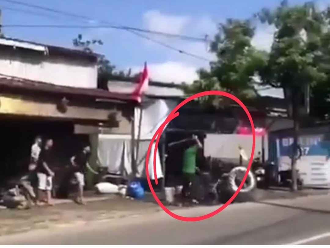 Tukang Cukur di Morowali Bacok Pelanggan, Video Viral di Media Sosial. (Ig @folkahottmedia)
