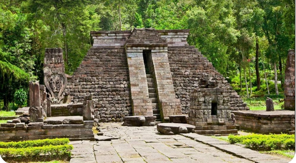Penampakan Candi Sukuh, Legenda Prabu Brawijaya V di Gunung Lawu, diyakini moksa di puncak gunung yang dipercaya suci di Jawa tersebut. (ISTIMEWA)