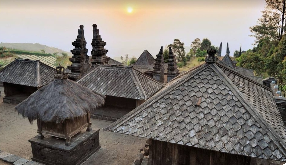 Penampakan Candi Cetho, konon tempat peninggalan Prabu Brawijaya V di Gunung Lawu. (ISTIMEWA)