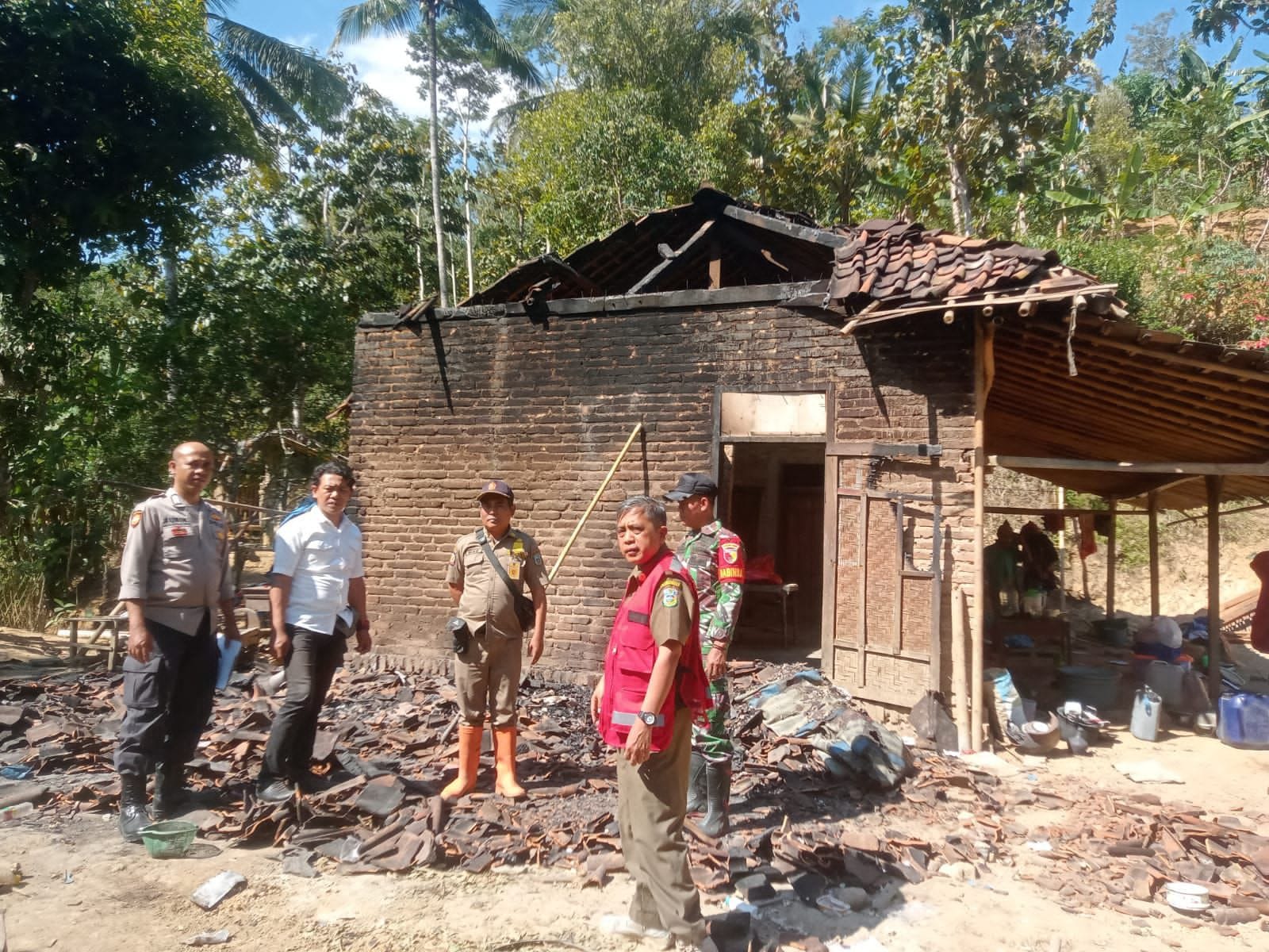 Ditinggal ke kebun, rumah di Tegalombo, Pacitan, ludes terbakar. (ISTIMEWA)
