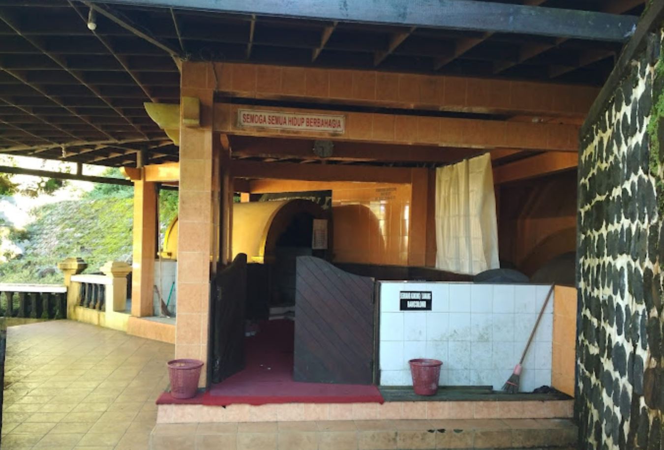 Sendang Lanang dan Sendang Wedok Pertapaan Bancolono, tempat bersuci Prabu Brawijaya V di lereng Gunung Lawu. (ISTIMEWA)