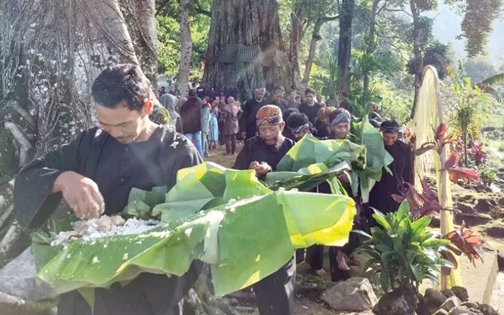 Ritual Dukutan di Tawangmangu, lereng Gunung Lawu. (JAWA POS RADAR LAWU)