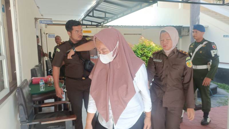 Terdakwa AFA saat sidang kasus pembunuhan berencana kopi sianida di Pengadilan Negeri (PN) Pacitan Selasa hari ini (13/8/2024). (NUR CAHYONO/JAWA POS RADAR LAWU)