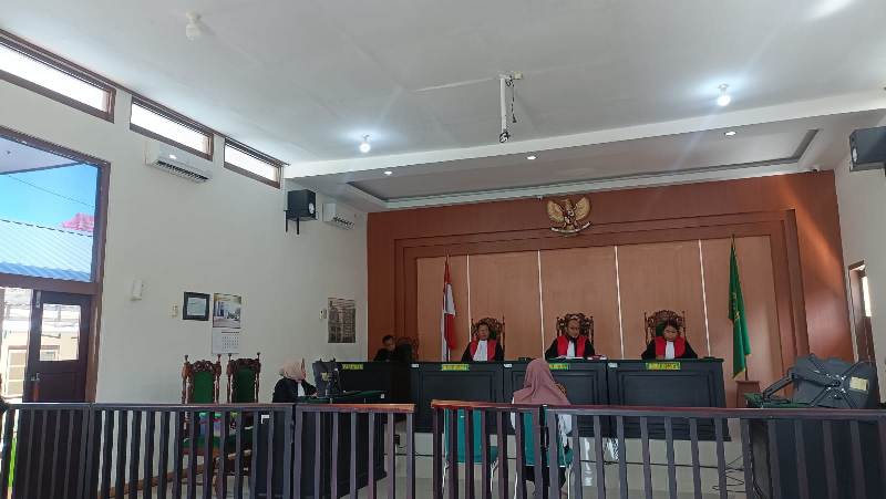 Proses sidang kasus pembunuhan berencana kopi sianida di Pacitan Selasa hari ini (13/8/2024). (NUR CAHYONO/JAWA POS RADAR LAWU)