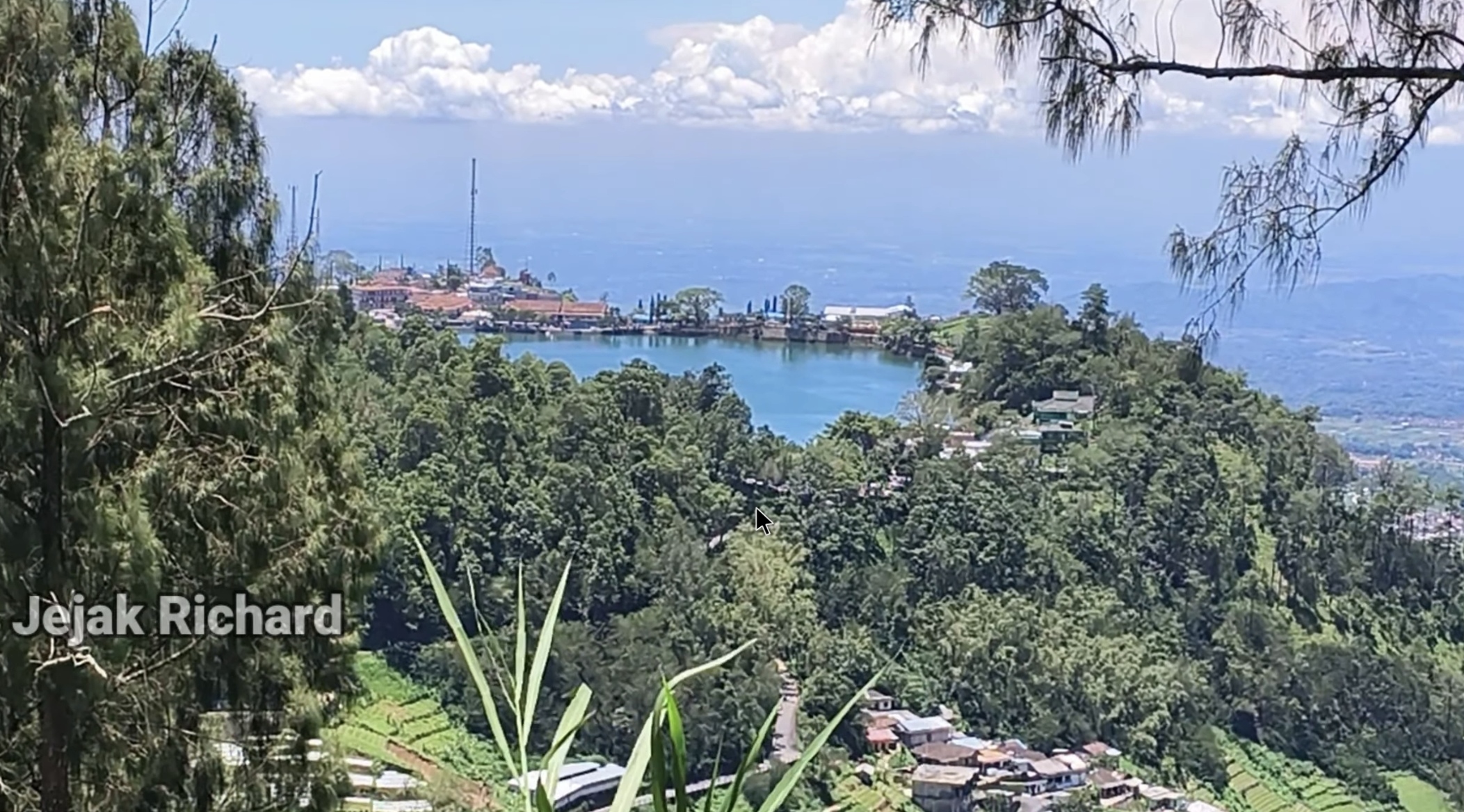 Spot indah bernama Bulak yang berada di Desa Ngluweng, menampilkan Telaga Sarangan Bak Kolam Raksasa di Atas Langit /foto capture YT Jejak Richard