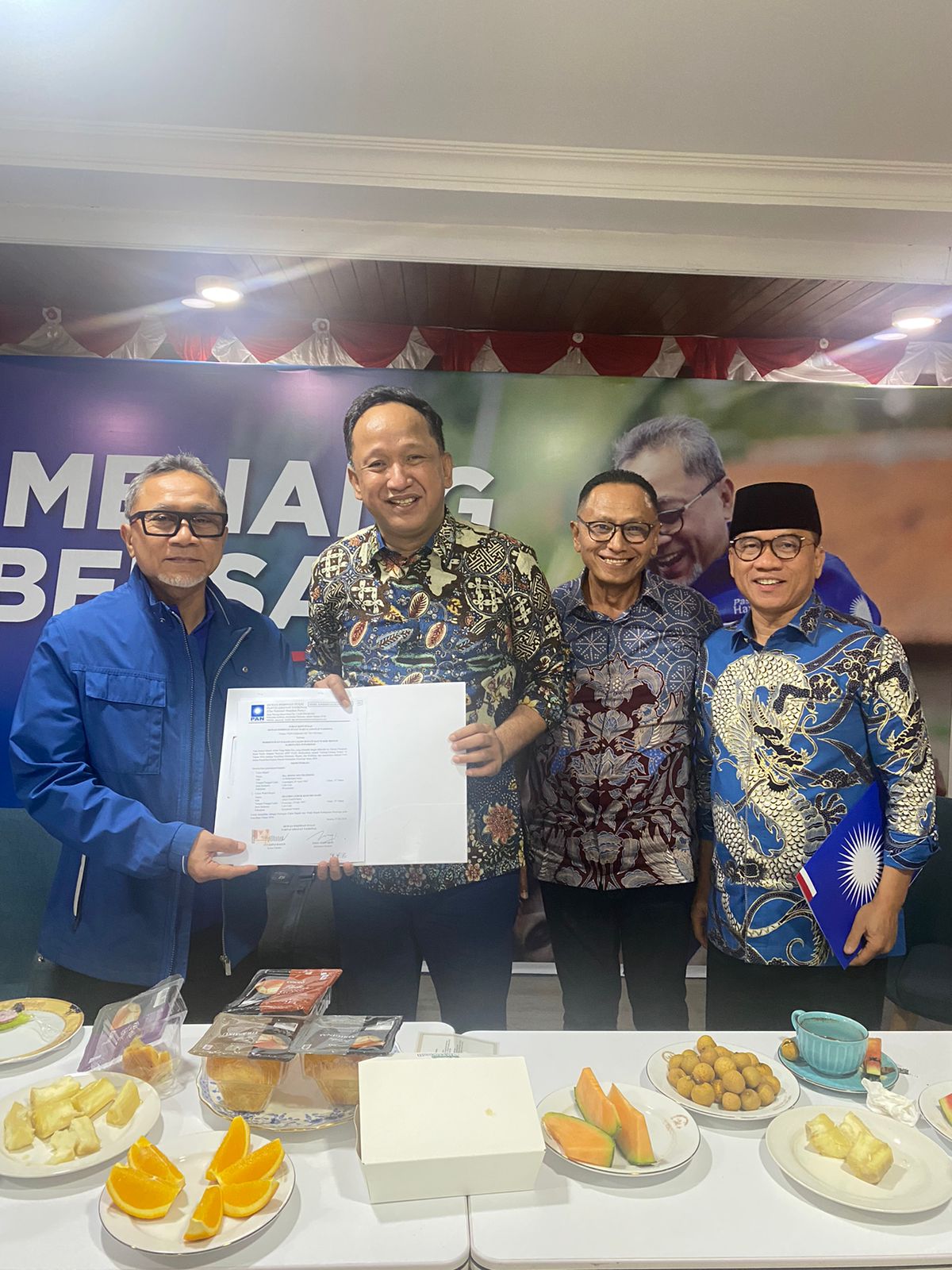 DUKUNGAN: Ketum PAN Zulkifli Hasan menyerahkan surat rekomendasi kepada Ipong Muchlissoni di Jakarta pertengahan Juli lalu. (ISTIMEWA)