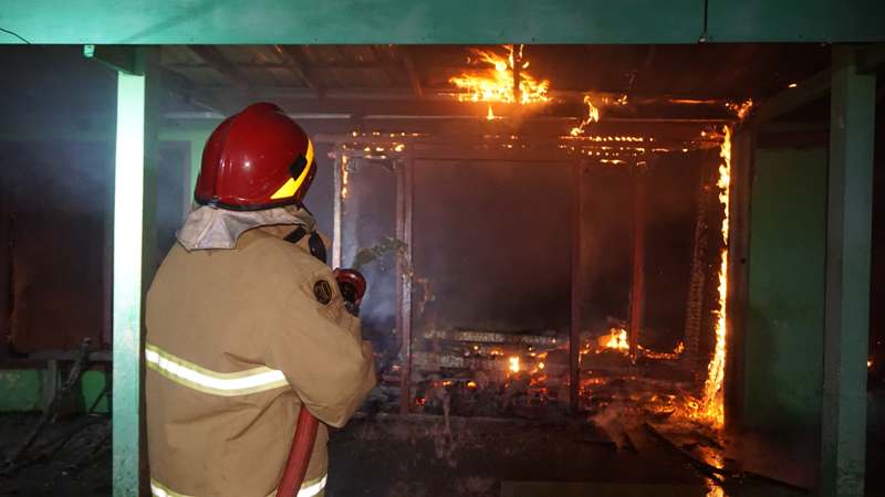 Rumah Pasutri Lansia di Madiun Ludes Terbakar Saat Ditinggal Pemilik, Diduga Korsleting Listrik. (DIAN RAHAYU/JAWA POS RADAR CARUBAN)&nbsp;