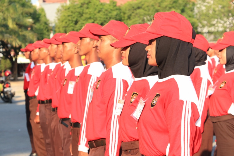 PERSIAPAN: Petugas calon paskibraka Ponorogo menjalani latihan di Alun-alun Ponorogo kemarin (14/8/2024). (SUGENG DWI N./JAWA POS RADAR PONOROGO)