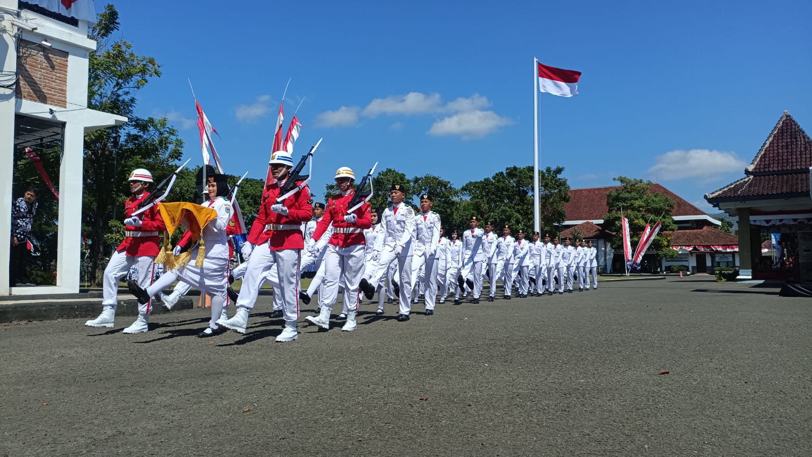 SBY Hadiri upacara HUT ke-79 RI di Pacitan hari ini (17/8/2024). (NUR CAHYONO/JAWA POS RADAR PACITAN)