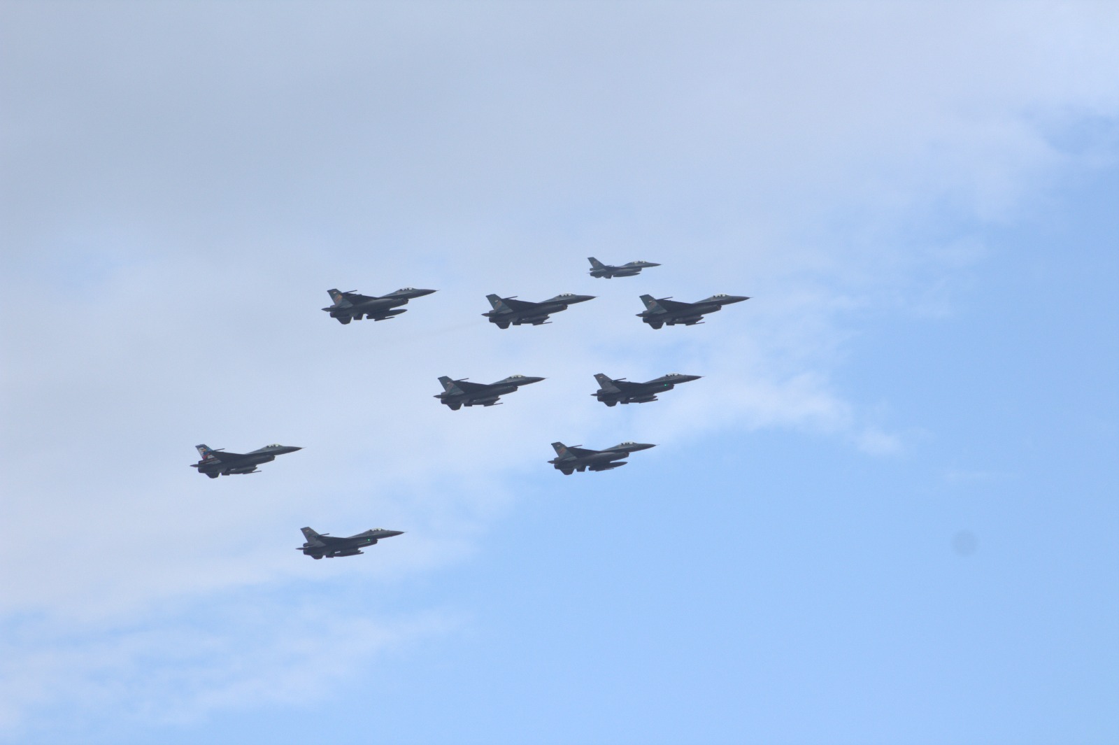 PERTUNJUKAN UDARA: Aksi Skadron Tempur F-16 Lanud Iswahjudi berhasil memukau ribuan warga di Ibu Kota Nusantara (IKN), Sabtu (17/8). (PENLANUD IWJ)