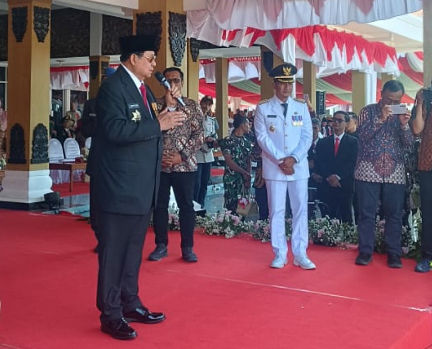 SBY sampaikan pesan mendalam saat sambutan Upacara HUT ke-79 RI di Pacitan hari ini (17/8/2024). (NUR CAHYONO/JAWA POS RADAR PACITAN)