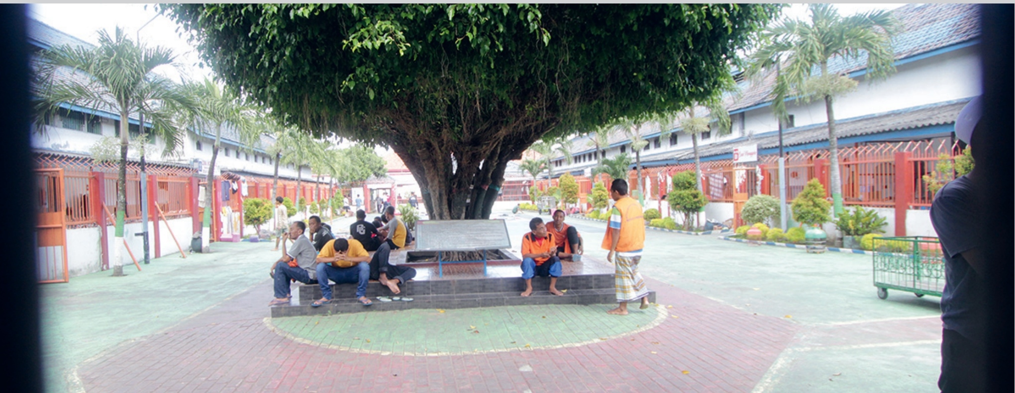 REMISI: Sejumlah napi berteduh di bawah pohon Rutan Kelas IIB Ponorogo. (DOK. JAWA POS RADAR PONOROGO)
