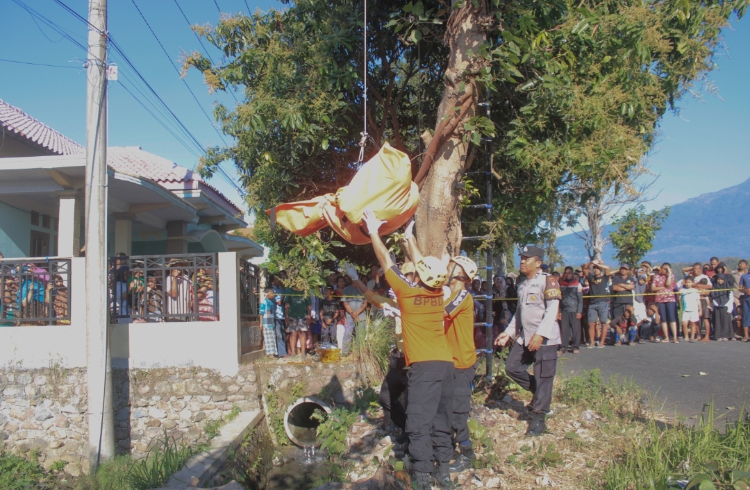 Saat cari ternak di pohon awar-awar warga tewas kesetrum di Desa Nitikan, Kecamatan Plaosan, Magetan Minggu pagi (18/8/2024). (AJI PUTRA/JAWA POS RADAR MAGETAN)