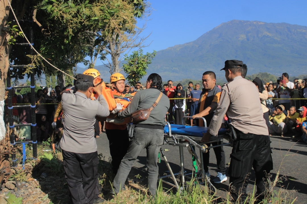 Seorang warga pencari pakan ternak kesetrum tersangkut di Pohon, Jalan Raya Nitikan-Sarangan, Desa Nitikan, Plaosan, Magetan Minggu (18/8/2024). (AJI PUTRA/RADAR MAGETAN)