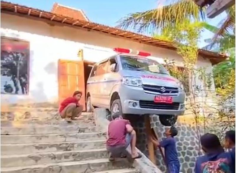 Fakta-fakta mengejutkan dalam insiden viral ambulans desa di Ponorogo nyangsang di plengsengan belakangan Kantor Desa Bedrug, Pulung. (CAPTURE ISITMEWA)
