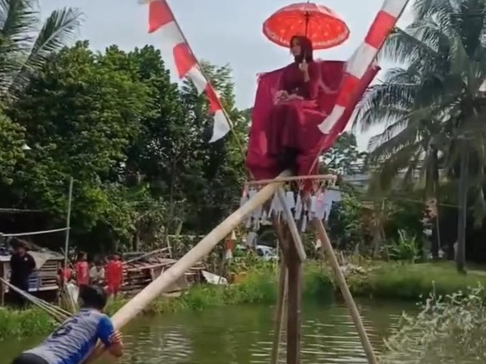Tangkapan layar video panjat pinang  berhadiah janda muda (instagram/@fakta.jakarta)