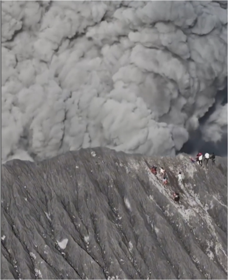 Belasan pendaki nyaris dihantam erupsi Gunung Dukono, Halmahera, Maluku Utara (IG @indozone)