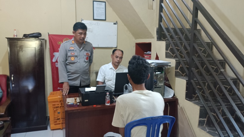 TANGAN PANJANG: Polsek Siman melakukan pemeriksaan terhadap IA, pelaku pencurian velg kemarin (19/8/2024). (SUGENG DWI N./JAWA POS RADAR PONOROGO)