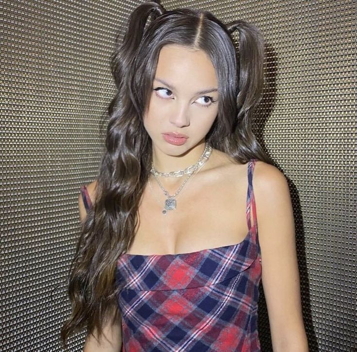 foto Olivia Radrigo penyanyi lagu "Traitor" atau penghianatan (pinterest)