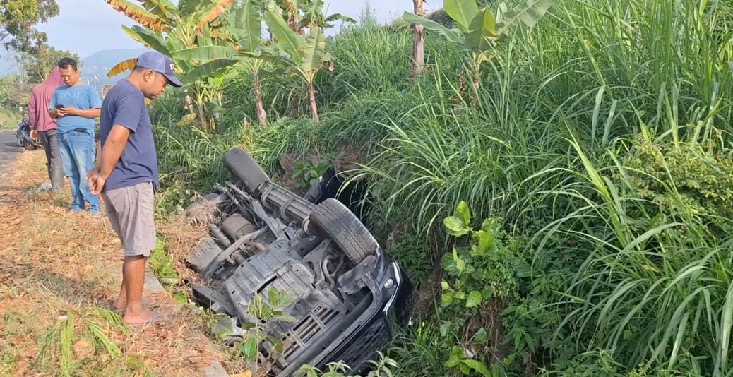 Mobil Pajero terbalik di parit di Plaosan, Magetan Jumat pagi (23/8/2024). (AJI PUTRA/JAWA POS RADAR MAGETAN)