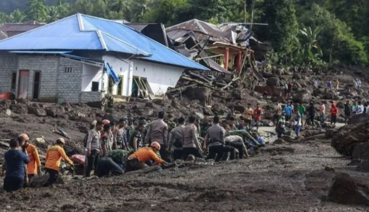 Petugas gabungan melakukan upaya penanganan pasca bencana banjir bandang menerjang Ternate Minggu dini hari (25/8/2024). (ANTARA)
