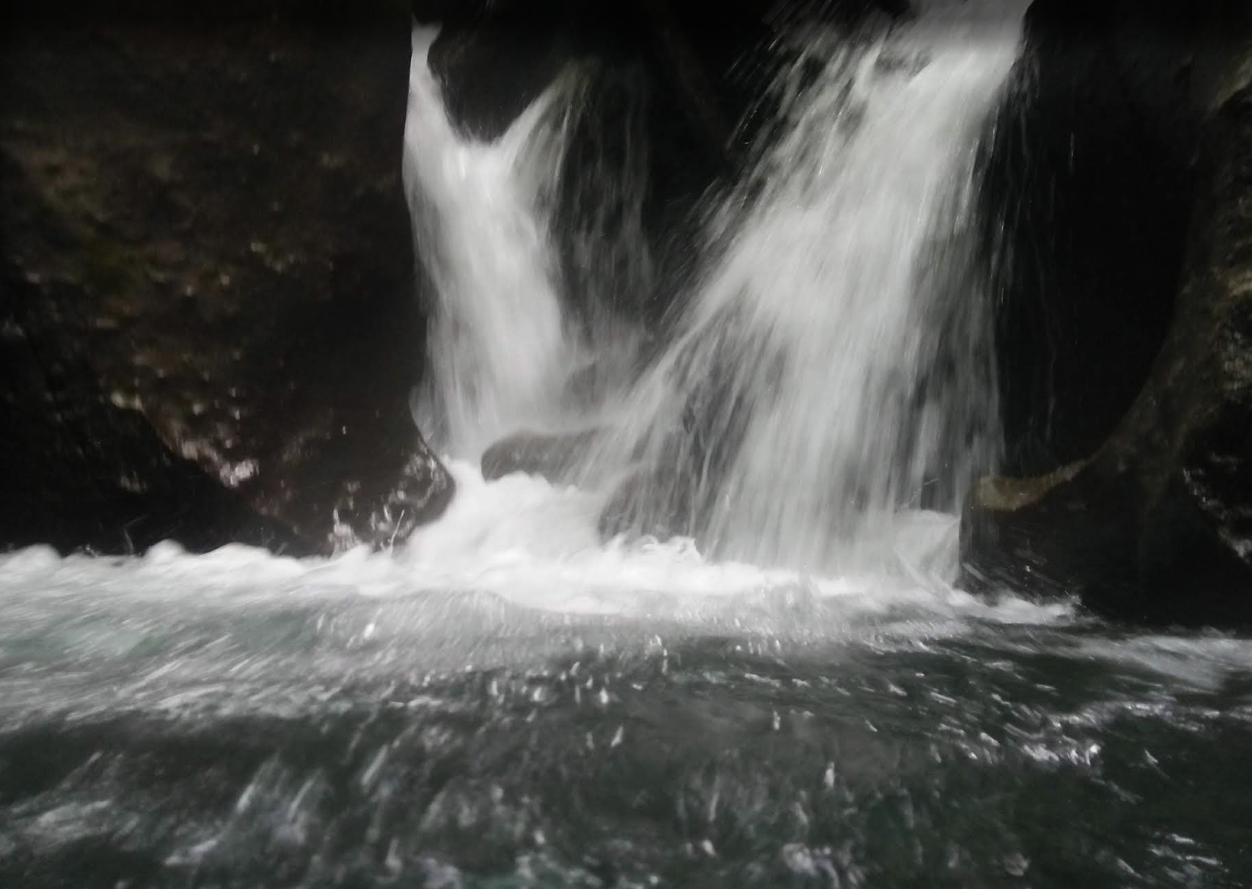 Air Terjun Siluman yang memiliki air yang berwarna jernih (google maps : Nanda Gunawan)