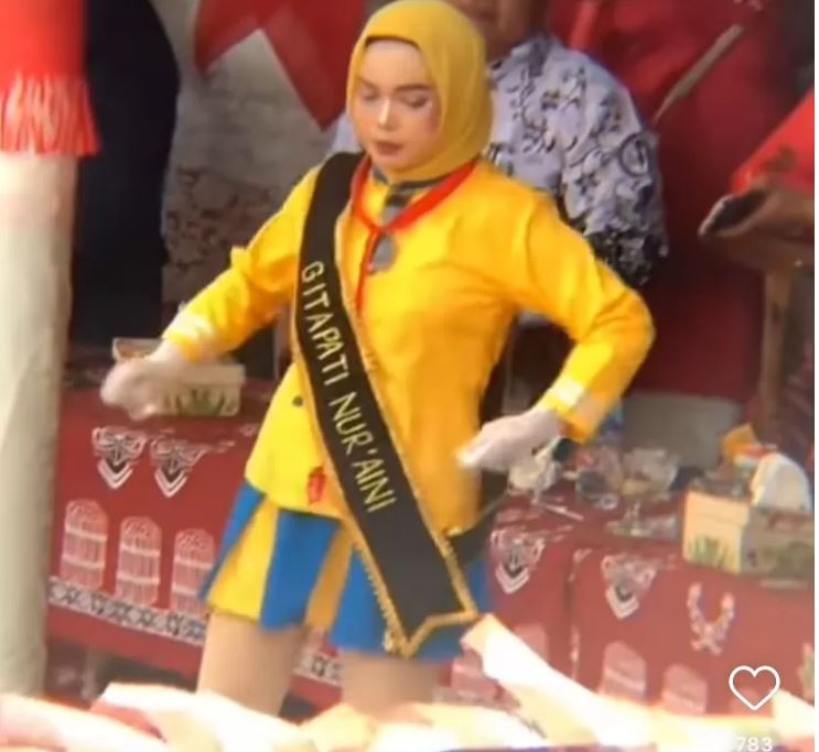 Viral, Aksi Mayoret Berjilbab Kuning Pargoy di Panggung Tuai Kontroversi. (CAPTURE ISTIMEWA)