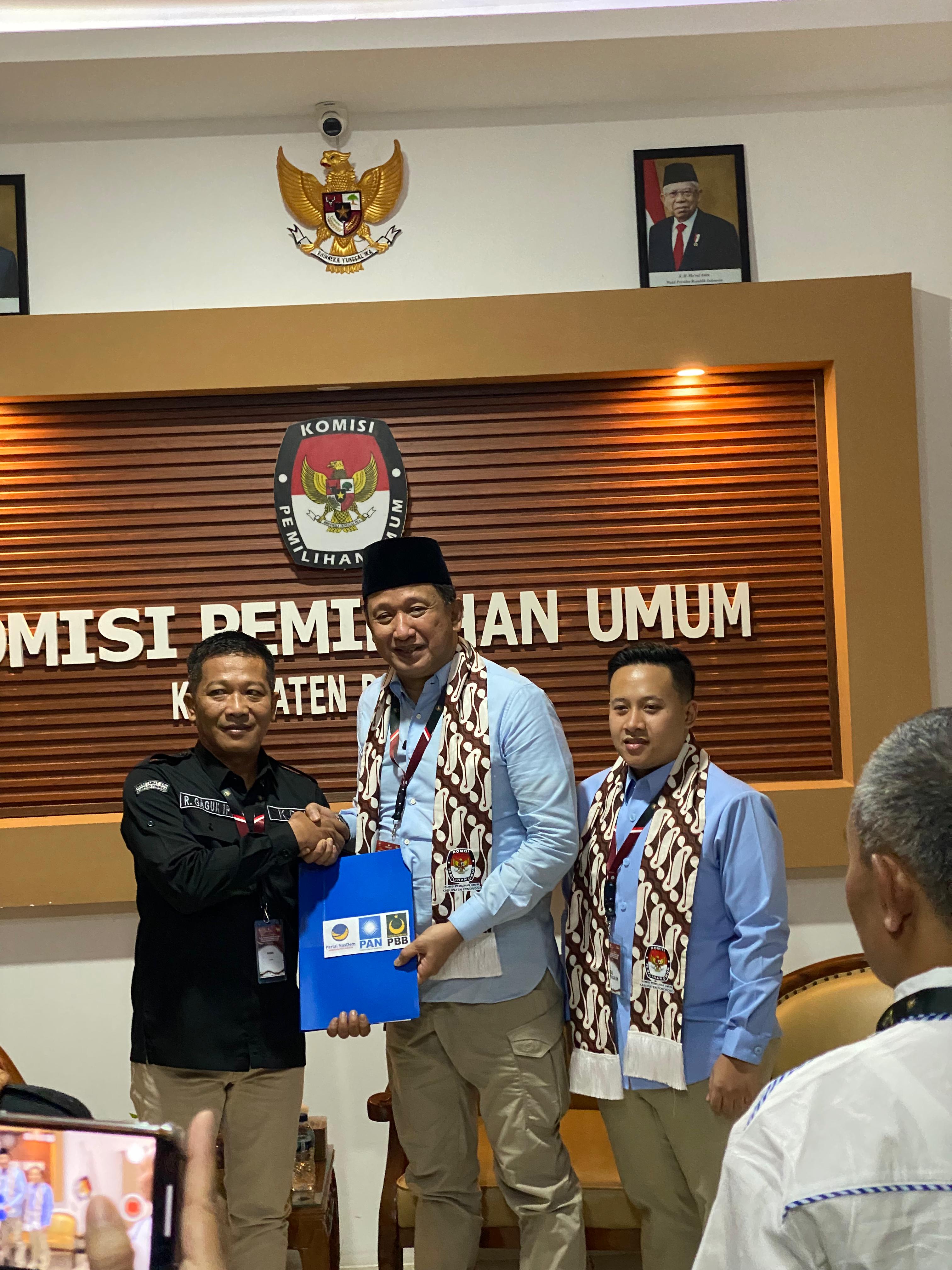 RESMI: Ipong-Luhur menyerahkan berkas pendaftaran bupati dan wakil bupati ke KPU Ponorogo Rabu (28/8) pagi
