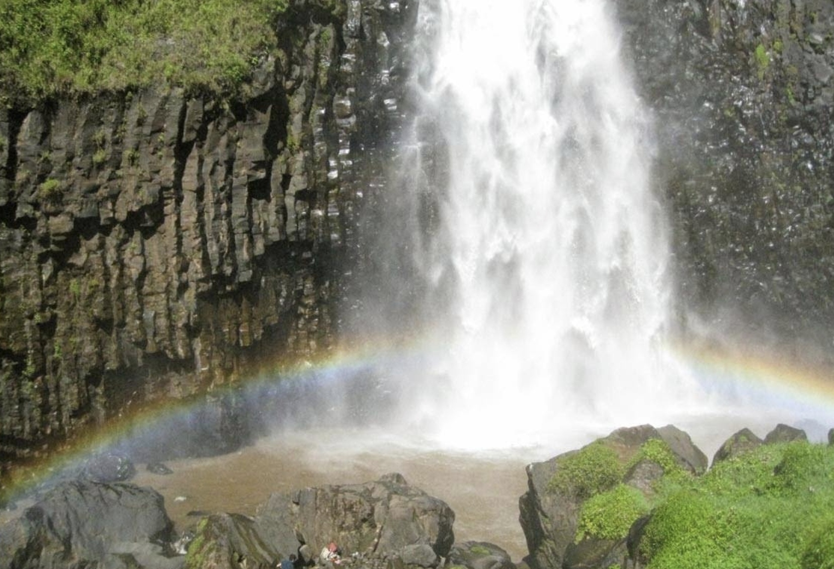 Air Terjun Kabut Pelangi Lumajang (google maps : catatan.aesthetics)