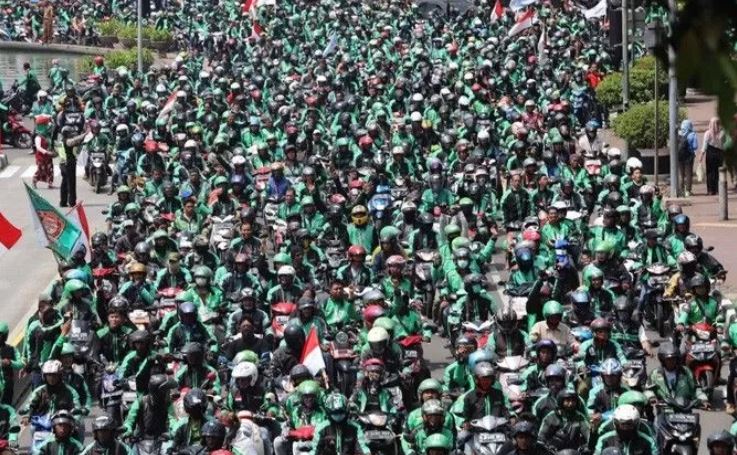 Ribuan drivel ojol dan kurir bergerak ke Istana Merdeka untuk menyuarakan enam tuntutan dalam demo Rabu siang ini (29/8/2024). (JAWA POS)