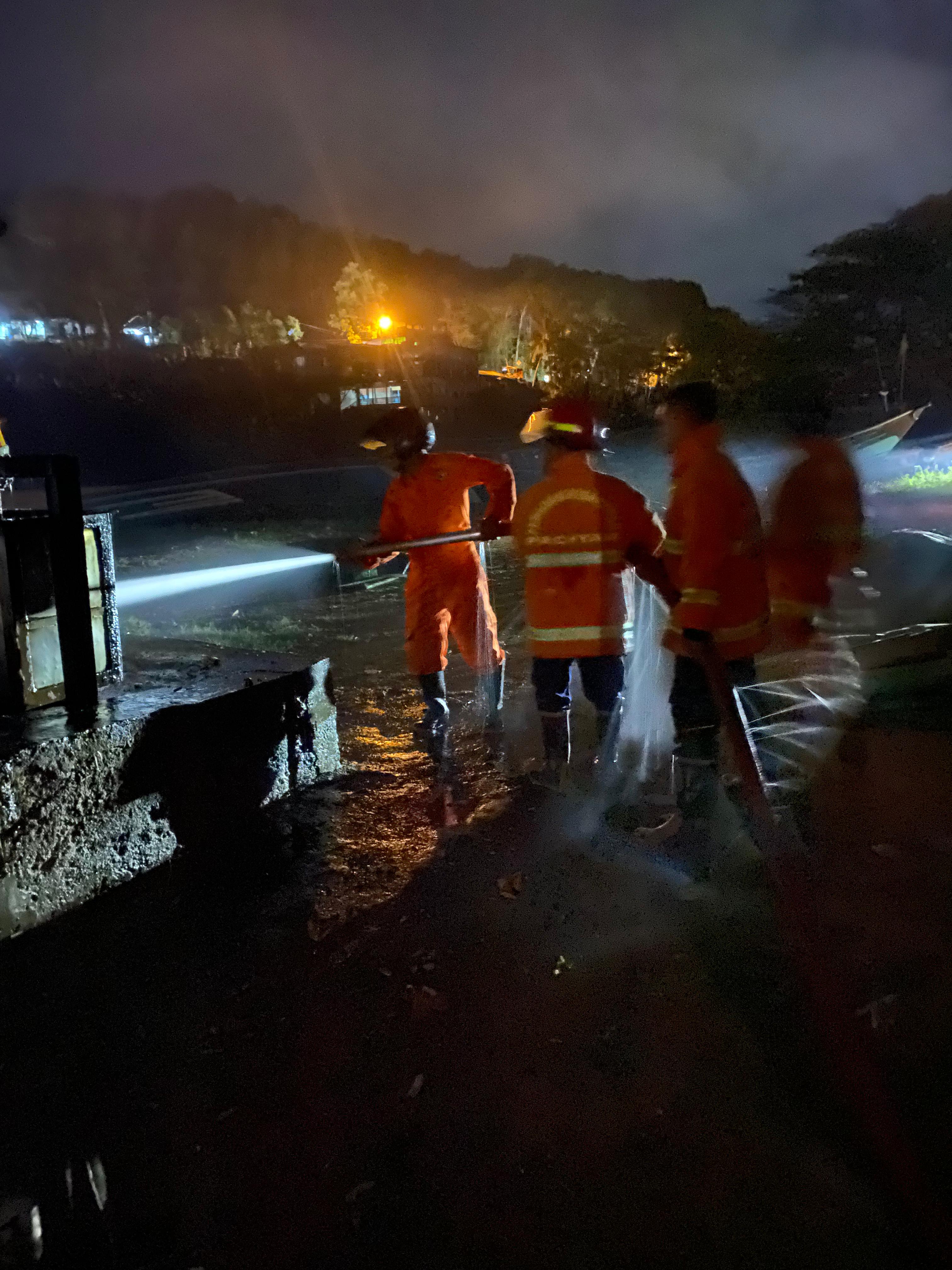 Petugas melakukan upaya pemadaman kebakaran gudang tepung ikan di Pacitan Sabtu malam (31/8/2024). (NUR CAHYONO/JAWA POS RADAR PACITAN)