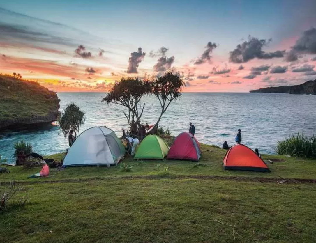 Camping di Pantai menawarkan pengalaman wisata yang berbeda (okezontrevel.com)