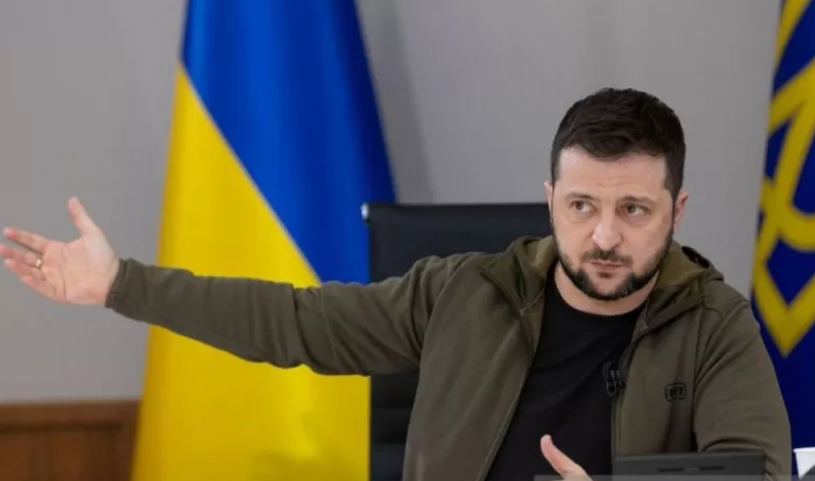 Usai kejadian jatuhnya jet tempur F-16 milik Ukraina, memancing amarah Presiden Zelensky hingga harus memecat petinggi Angkatan Udara saat ini. (Jawapos)