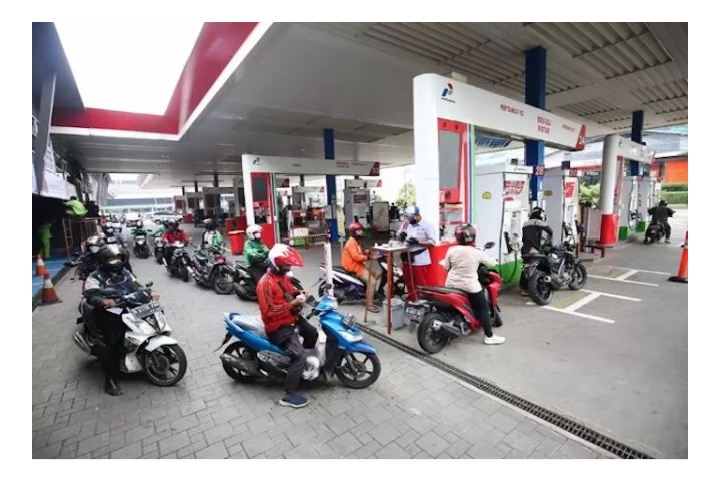 Semakin hangat perbincangan terkait pembatasan bahan bakar jenis Pertalite, motor 250 cc dan mobil 1.400 cc terkena dampaknya. (Jawapos)