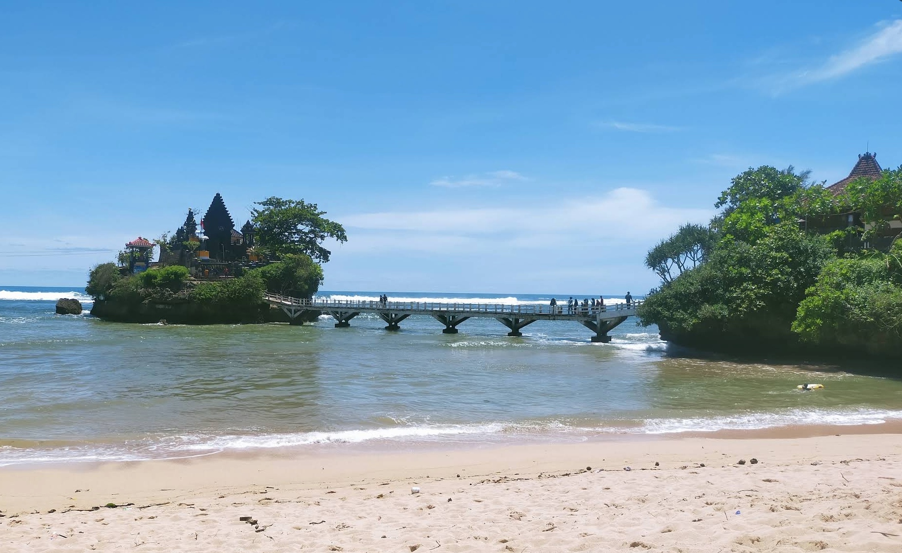 Pantai Balekambang Malang Memiliki Pemandangan bak di Bali (google maps : Wildah Dwi Prasetyo)