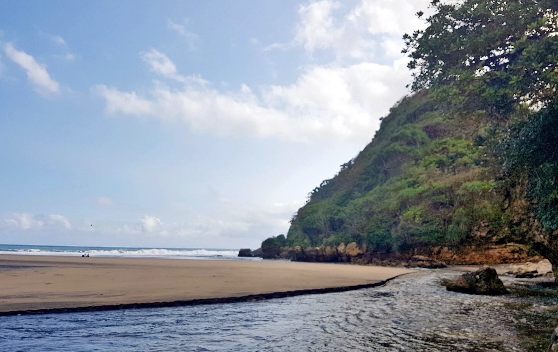 Pantai Pesanggrahan, salah satu destinasi wisata didekat Pantai Balekambang yang juga menarik untuk dikunjungi/ Maps : Yosaicko Rui (ICKO)