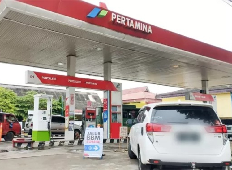 lagi pihak PT Pertamina mengeluarkan kebijakan baru terkait pembatasan BBM bersubsidi, kini beberapa kendaraan terancam dampaknya. (Jawapos)