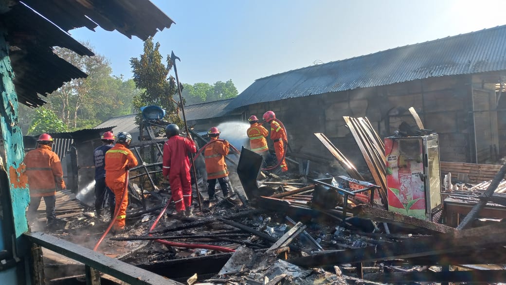 Tiga ruko di Pantai Teleng Ria Pacitan ludes terbakar Senin pagi (2/9/2024). (NUR CAHYONO/JAWA POS RADAR PACITAN)