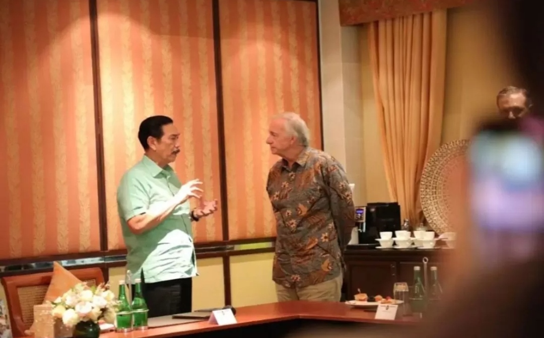 Ray Dalio, salah satu orang terkaya di dunia berbincang dengan Luhur Binsar Pandjaitan. (Ig Luhut Binsar Pandjaitan)