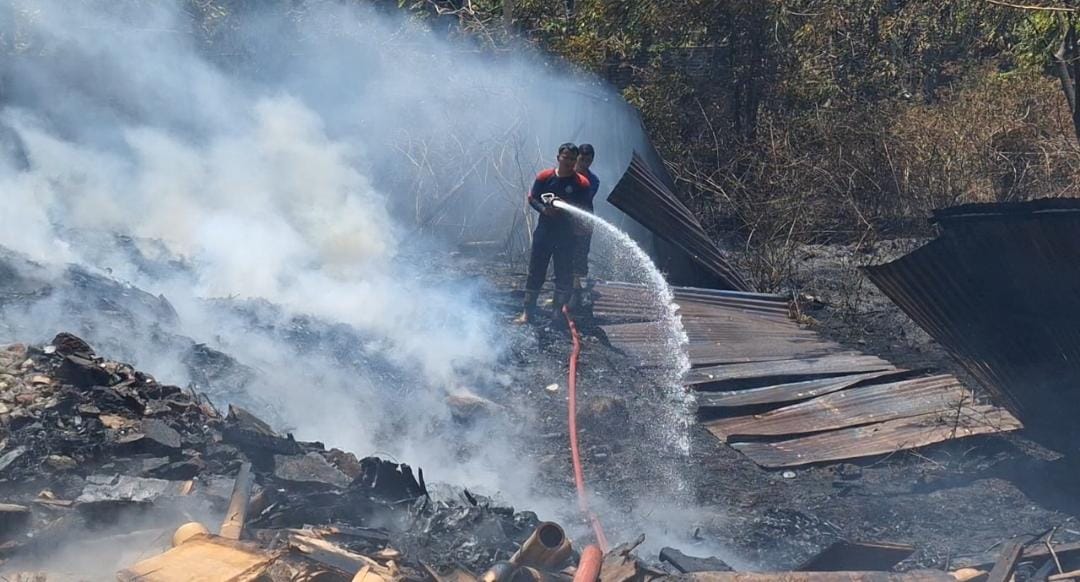 Calon masjid, faskes, dan ponpes terbakar, punya pemilik Toko Ranipuri di Magetan Selasa (3/9/2024). (AJI PUTRA/JAWA POS RADAR MAGETAN)