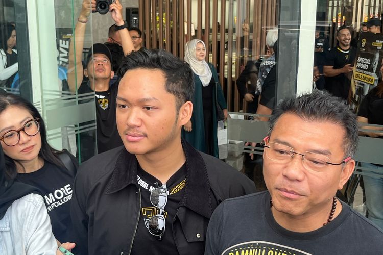 Azriel Hermansyah kiri dan ayahnya Anang Hermansyah kanan (istimewa)