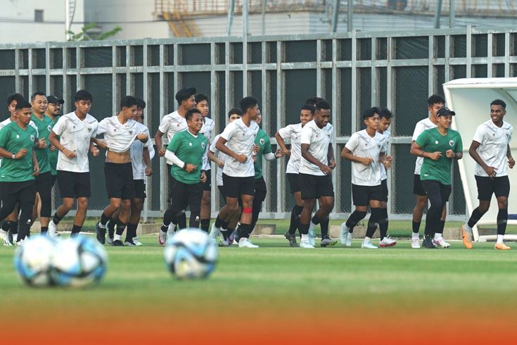 Timnas Indonesia menjalani sesi latihan (Pinterest)