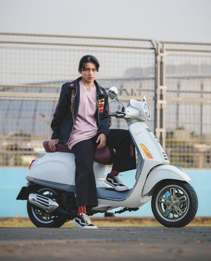 Sintya Marisca dengan tampilan tomboy nya yang duduk dii atas vespa (instagram@sintyamarisca)